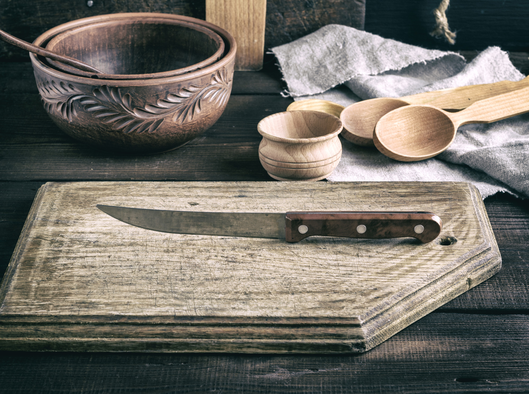 Banco di lavoro con strumenti di cucina artigianale